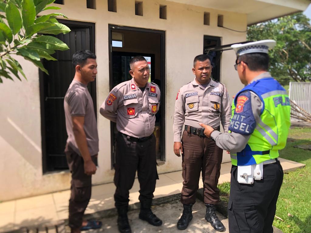 Kegiatan Anggota Satlantas Polres Karawang di Kawasan KJIE Karawang
