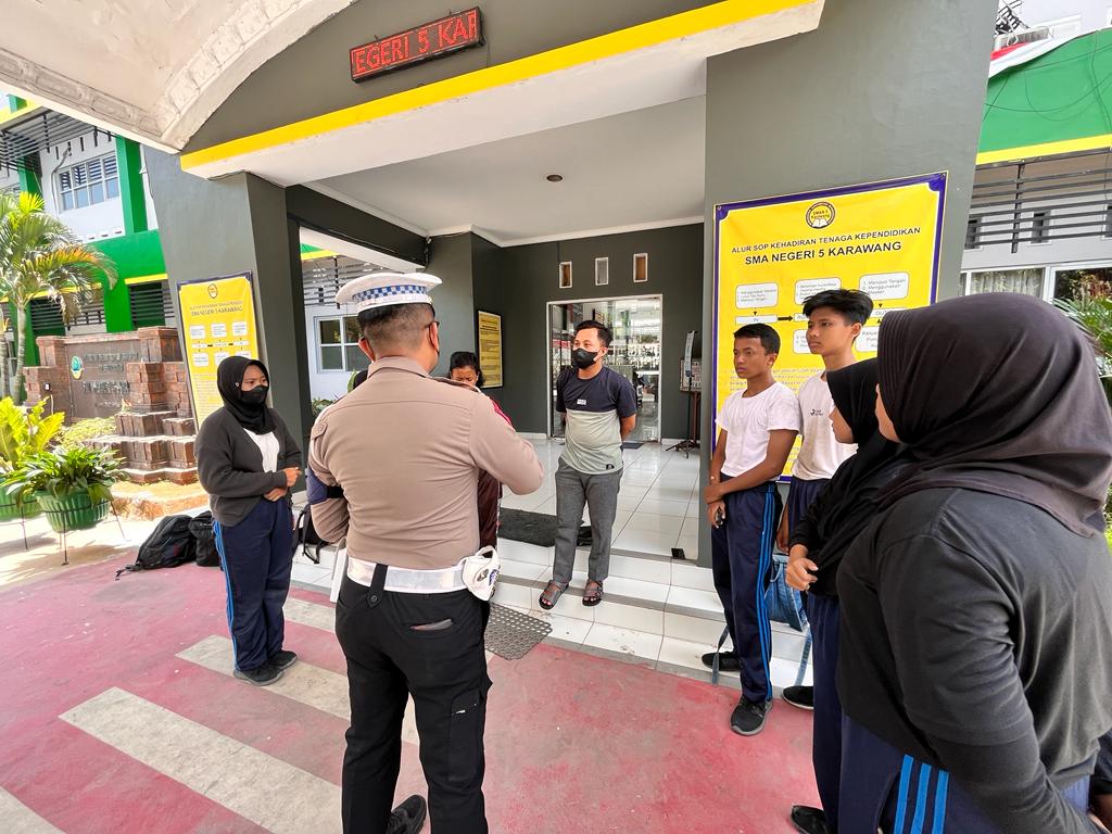 Satlantas Polres Karawang Gaungkan Tertib Lalu Lintas di SMAN 5 Karawang