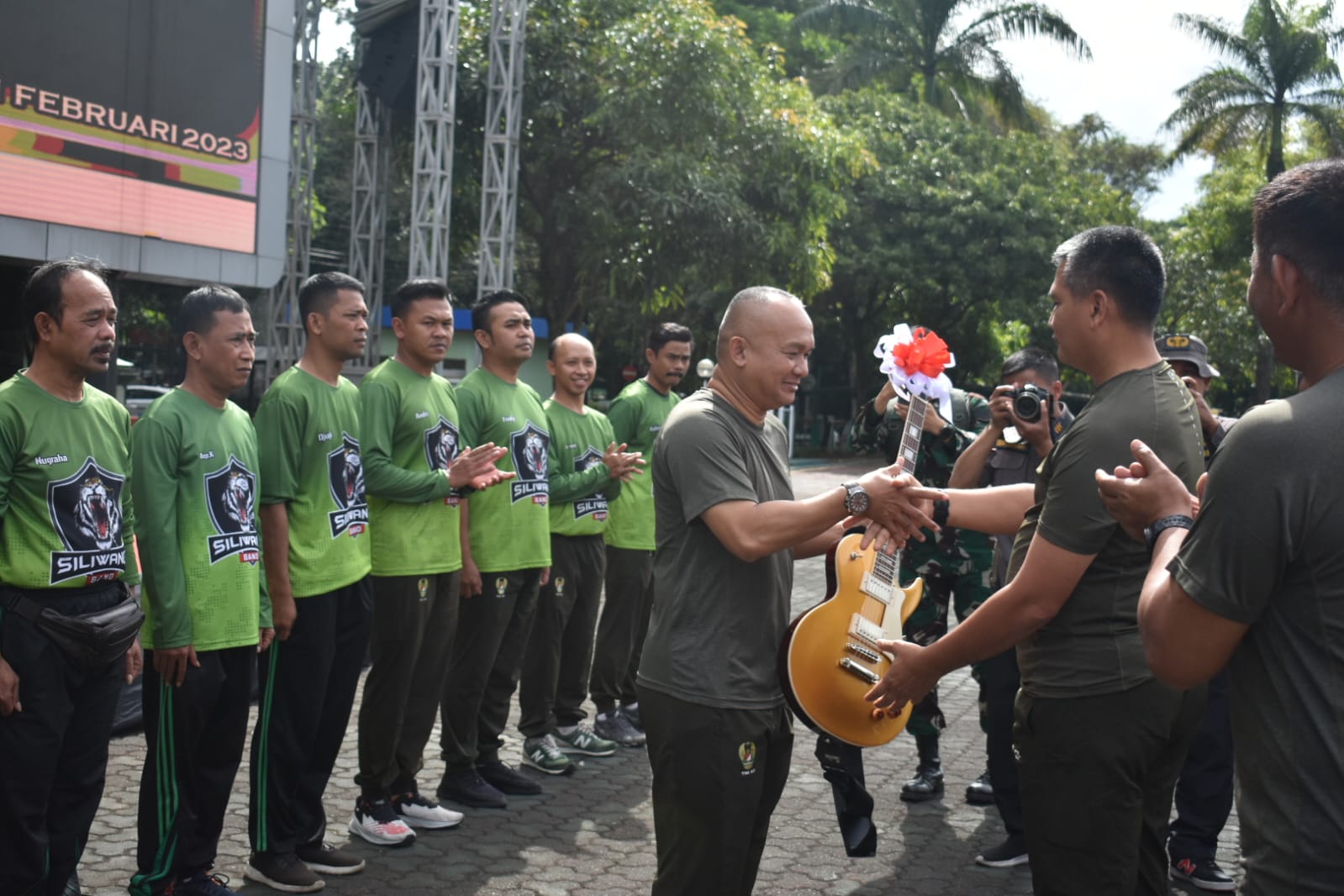 Pangdam III/Siliwangi Serahkan Seperangkat Alat Musik, Dukung Pelaksanaan Tugas Prajurit Ajendam