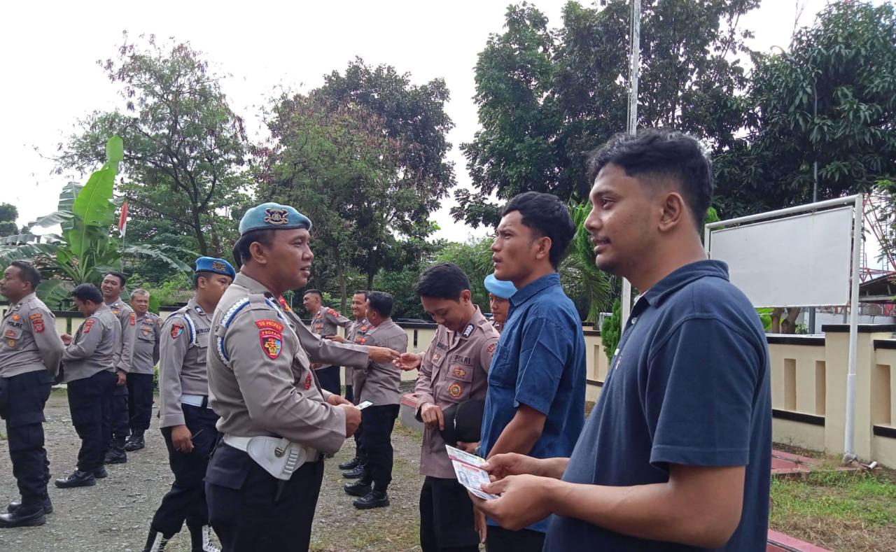 Tingkatkan Profesionalisme Polisi Kasi Propam di Dampingi Kapolsek Tegalwaru Polres Karawang Gelar Apel Gaktibplin