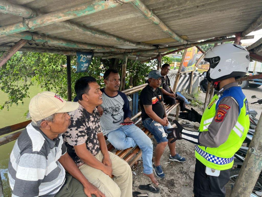 Polantas Polres Karawang Cakep Bagikan Brosur Penghapusan Data Ranmor di Kota Pangkal Perjuangan