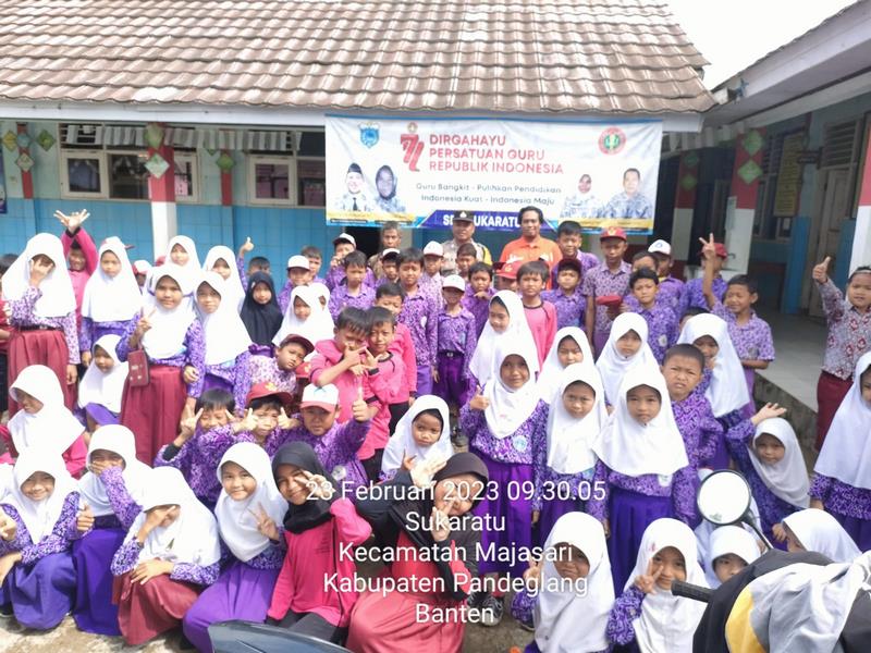 Datangi SDN 6 Sukaratu Bhabinkamtibmas Himbau Siswa-siswi Selesai Belajar Agar Lngsung Pulang ke Rumah