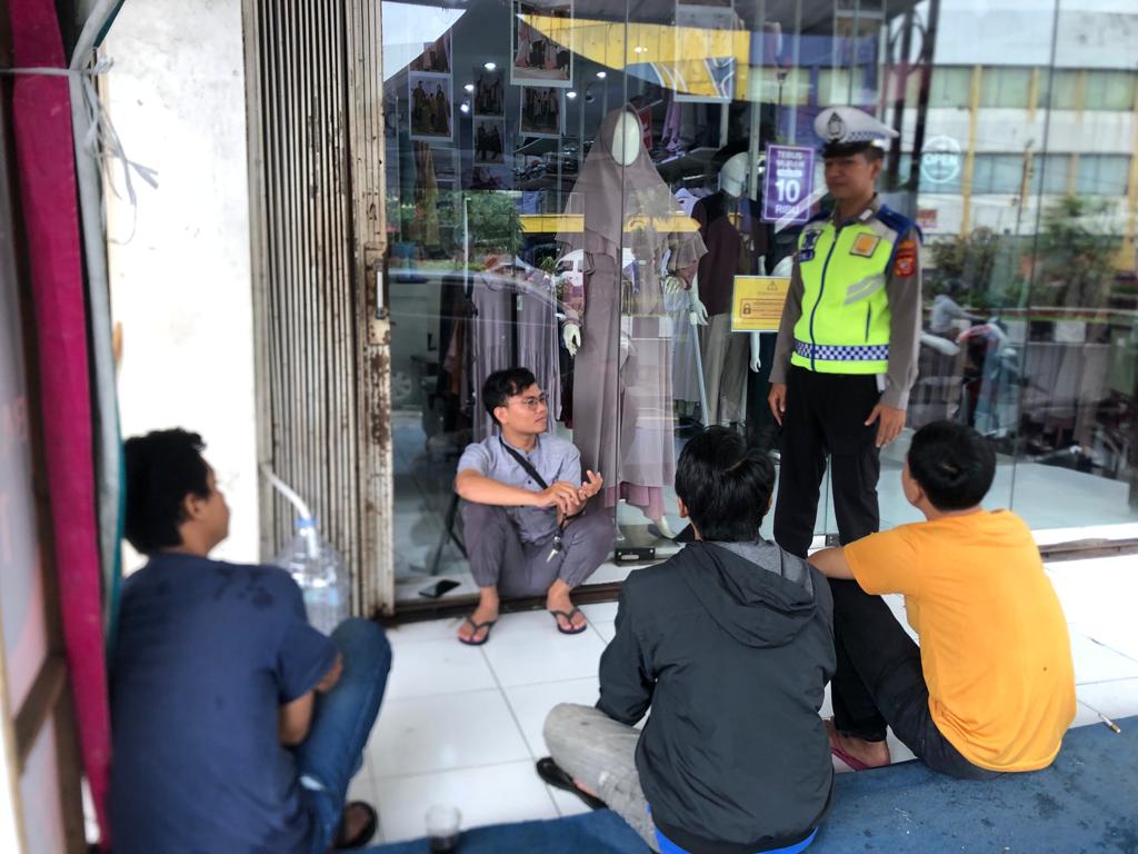 Anggota Satlantas Polres Karawang Sambangi Pertokoan di Telukjambe Timur