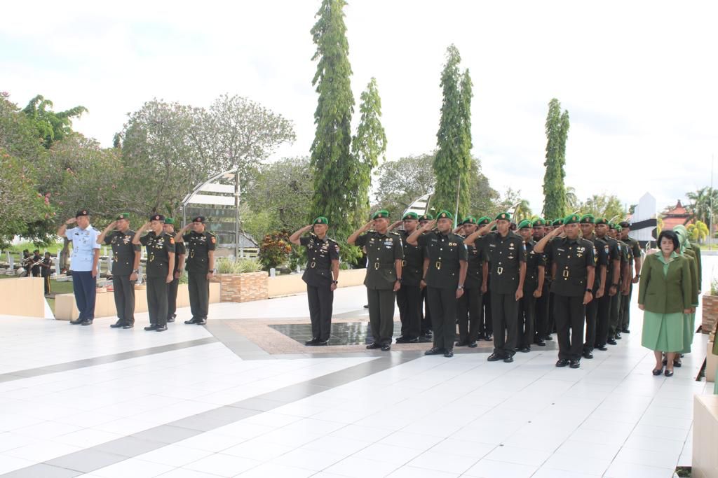 Sambut HUT ke-71 Korps Hukum Angkatan Darat, Kumdam XII/Tpr melaksanakan Ziarah Rombongan ke Taman Makam Pahlawan
