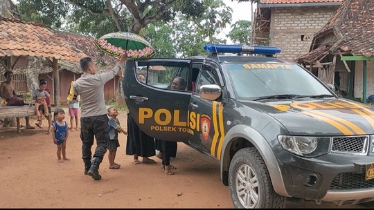 Polri Peduli, Bhabinkamtibmas Desa Kara Antar Ibu Melahirkan Pulang Kerumah Karena Kesulitan Kendaraan