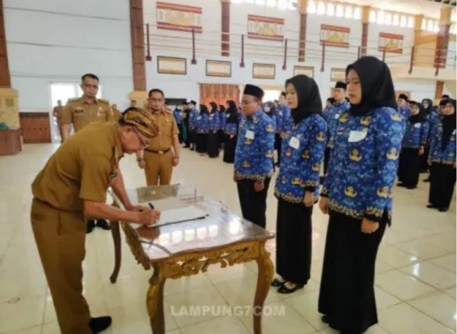 DAWAM RAHARDJO BUPATI LAMPUNG TIMUR SELAIN PENGAMBILAN SUMPAH JABATAN SEKALIGUS SERAHKAN SK PNS DAN STTPL