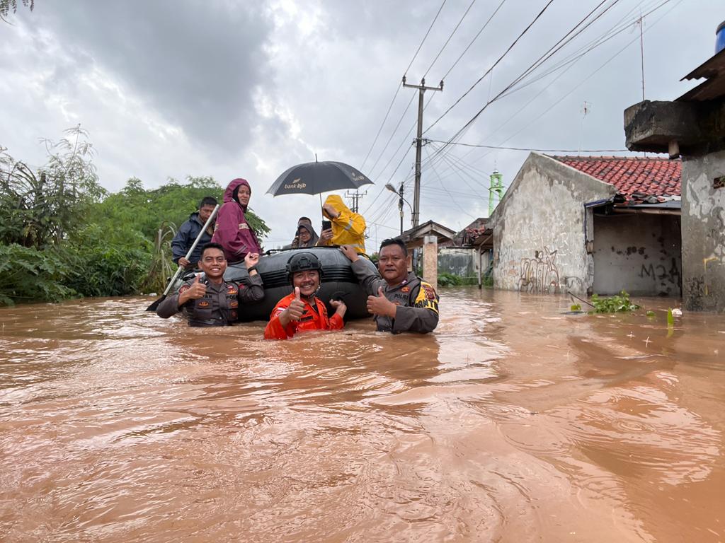 Anggota Polres Karawang Rela Terjang Banjir, Demi Evakuasi Warga Ke Tempat Aman