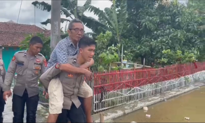Banjir, Warga Karang Ligar Dievakuasi Polres Karawang