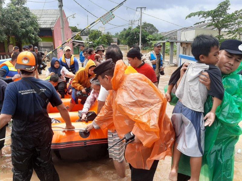 Polsek Purwasari Bantu Evakuasi Korban Banjir