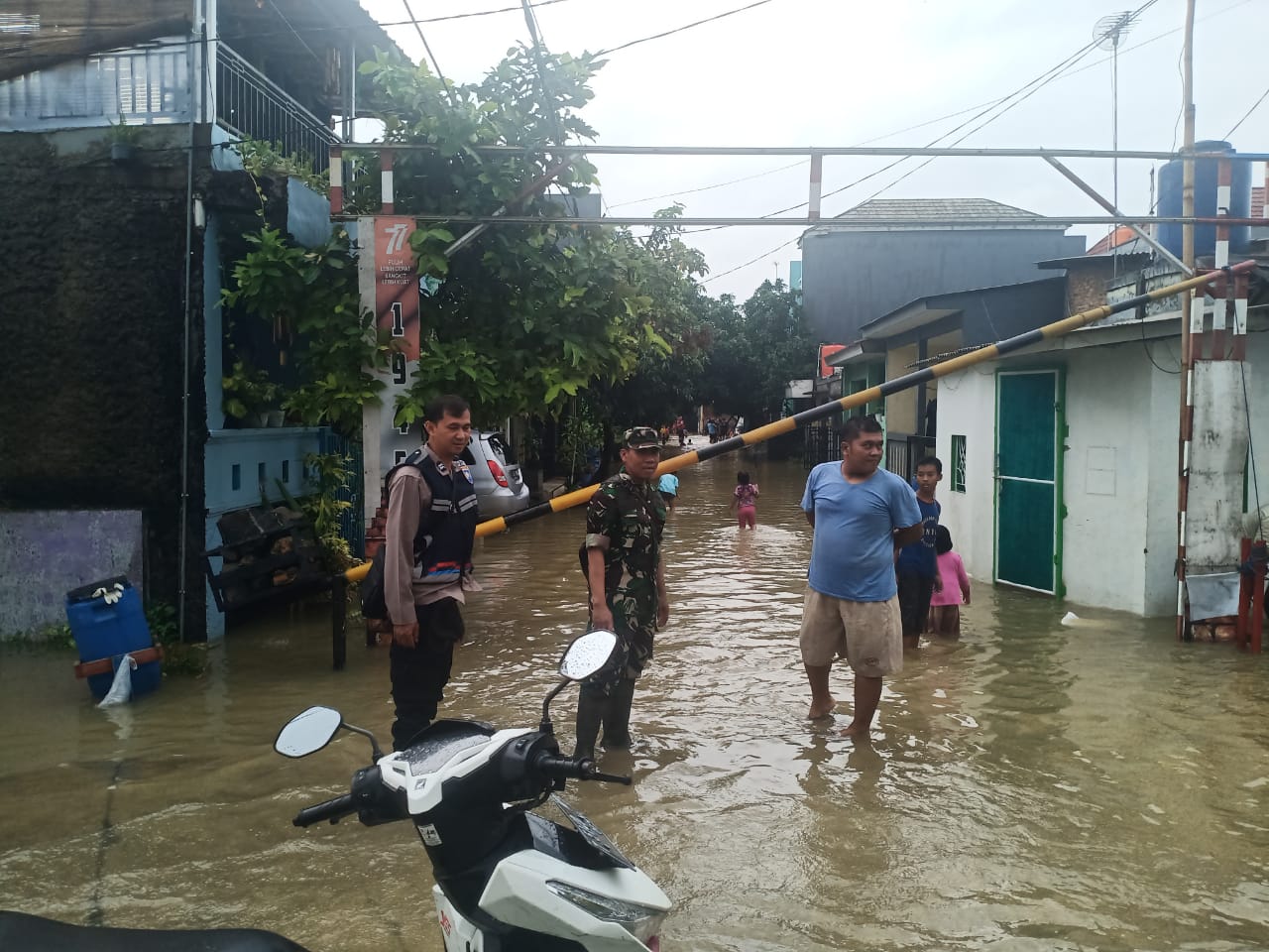 TNI-Polri Pantau Perum Nirwana di Puseurjaya yang Terkena Banjir