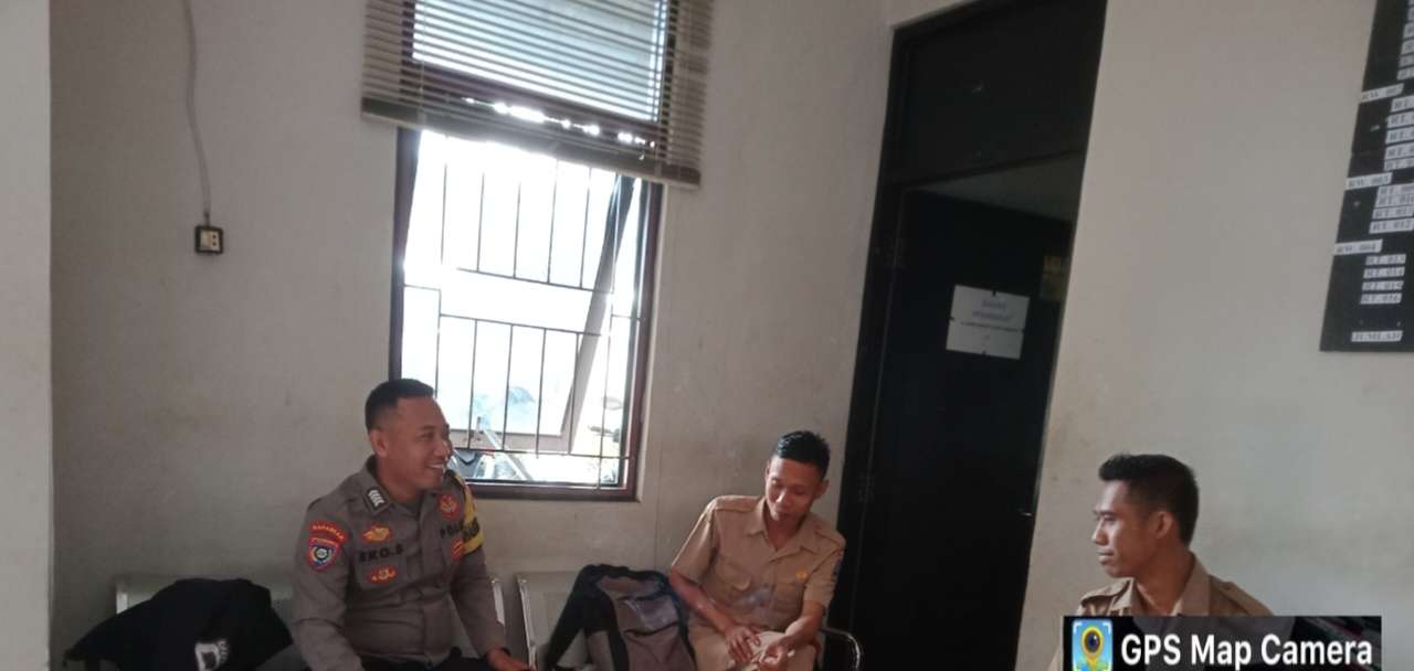 Bhabinkamtibmas Polsek Petir Polres Serang Laksanakan Kunjungan ke Desa Dalam Sampaikan Pesan Kamtibmas