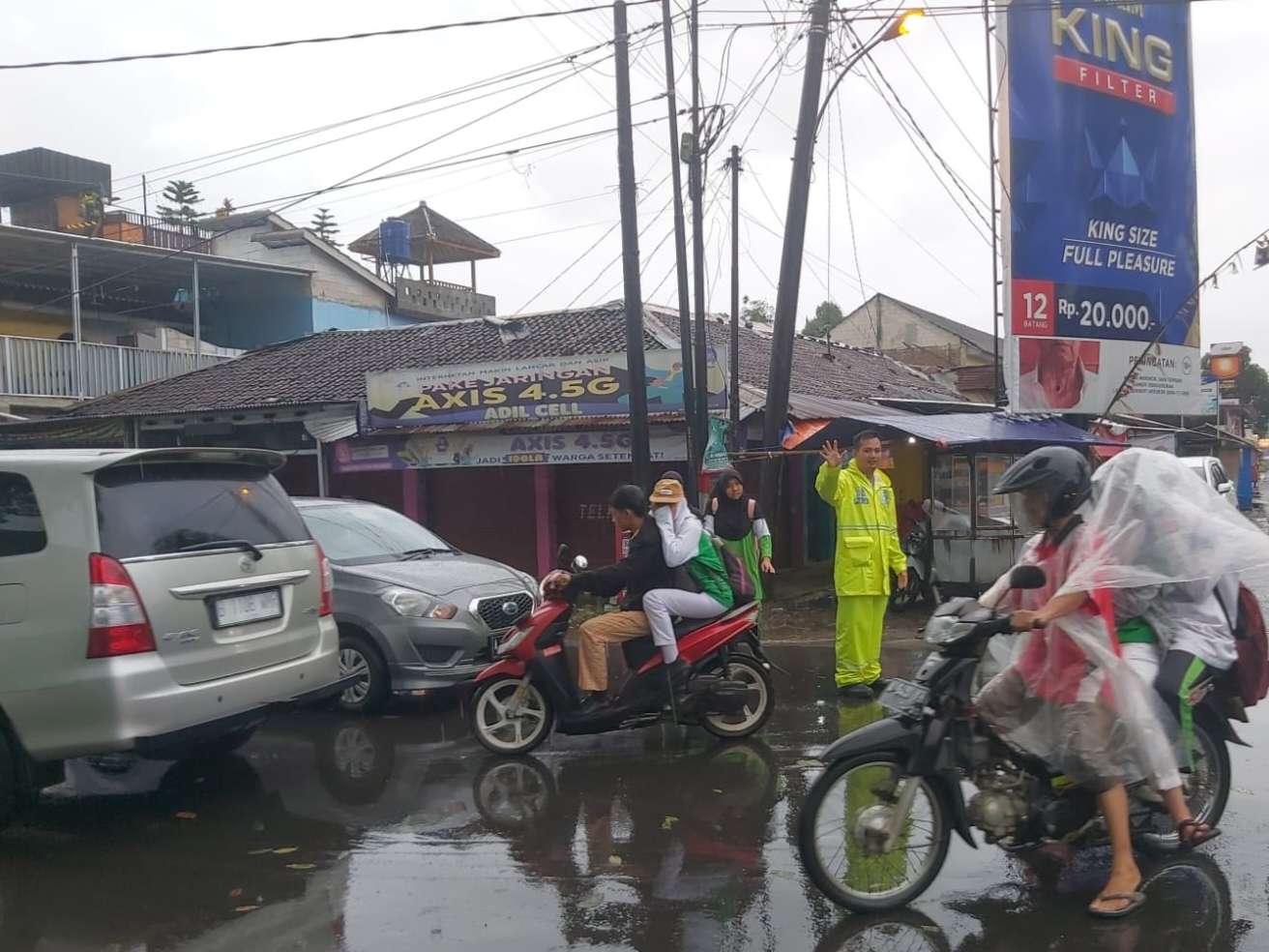 Polsek Menes Terjunkan Personil Demi Kelancaran Lalulintas di jam Masuk Sekolah