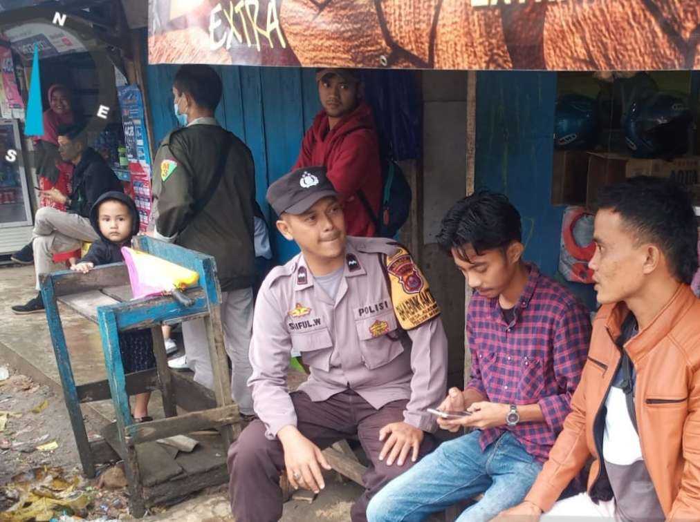 Bhabinkamtibmas Polsek Menes Rutin Sambangi Desa Binaan Berikan Pesan Kamtibmas