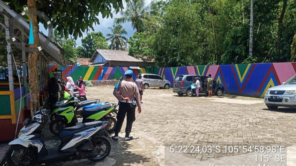 Hari Libur, Polsek Menes Lakukan Pengamanan di Kolam Renang