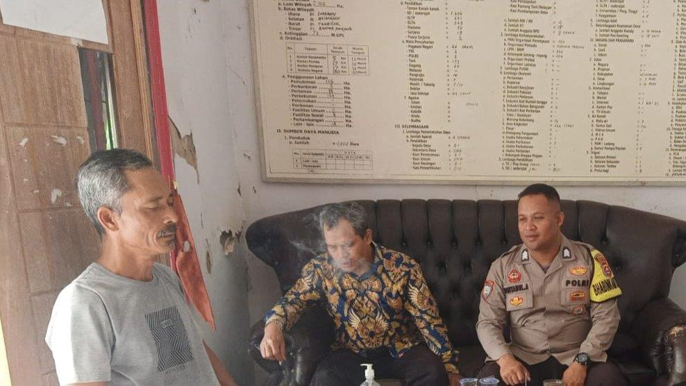 Obralan Santai Bhabinkamtibmas Polsek Petir Polres Serang Dengan Kepala Desa dan Perangkat Desa Binaannya Melalui Yuk Ngopi Wae