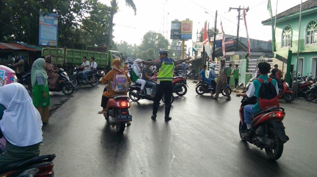 Polsek Menes Terjunkan Personil Demi Kelancaran Lalulintas Di Jam Masuk Sekolah