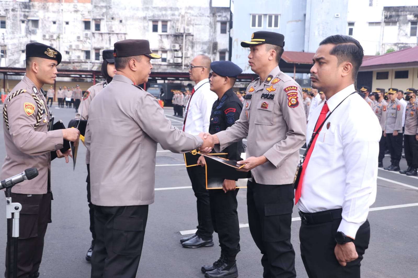 Kapolda Sumsel Anugerahi Pin Emas dan Piagam Penghargaan kepada Personel Berprestasi