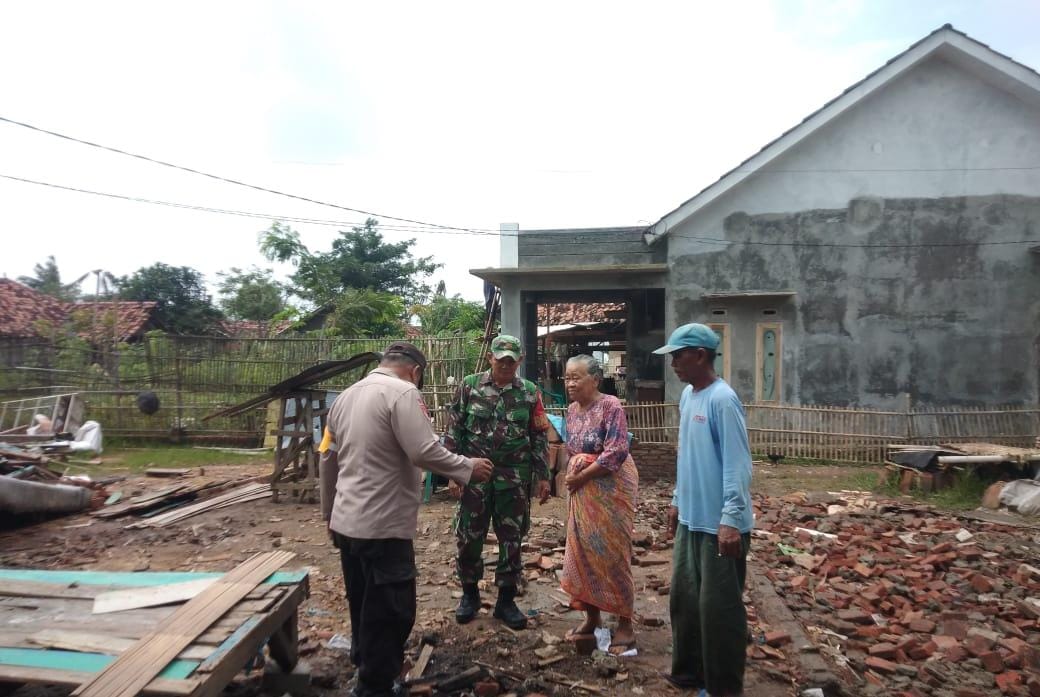 Bhabinkamtibmas Polsek Lemahabang Polres Karawang Polda Jabar Kunjungi Korban Bencana Angin Puting Beliung