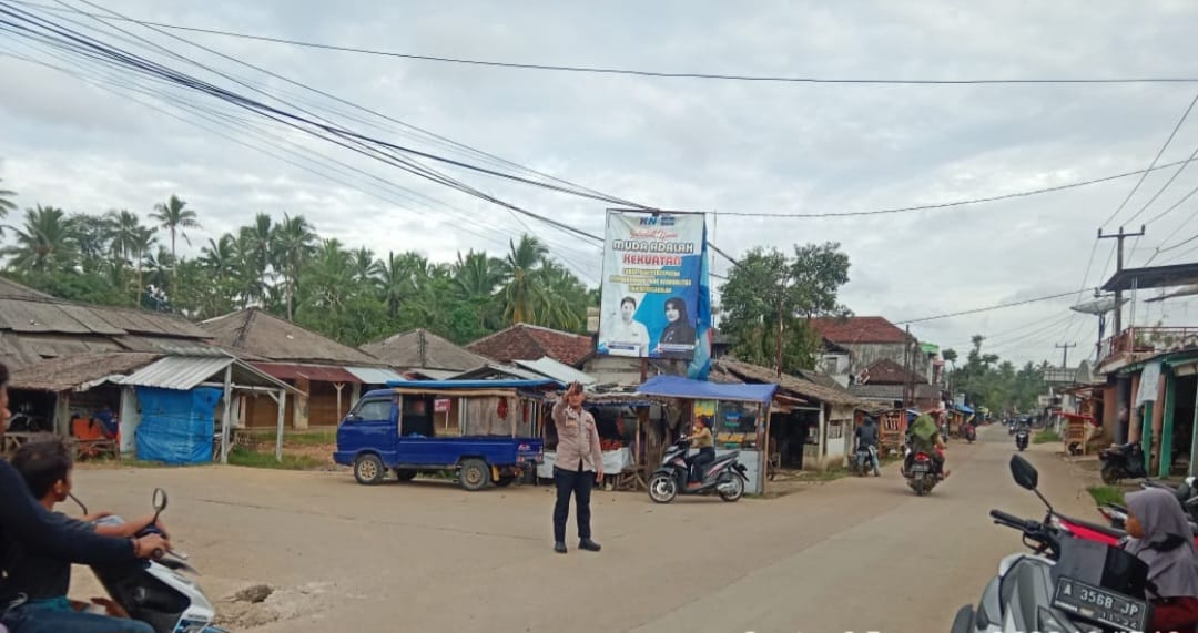 Anggota Polsek Pagelaran Giat Strong Point Sore di Pertigaan Pasar Pagelaran 