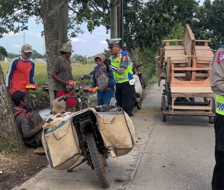 Satlantas Polres Karawang Kembali Lakukan Jumat Berkah
