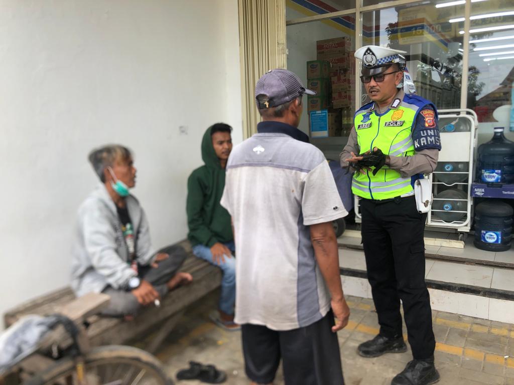 Satlantas Polres Karawang Semangati Warga untuk Berkamseltibcarlantas