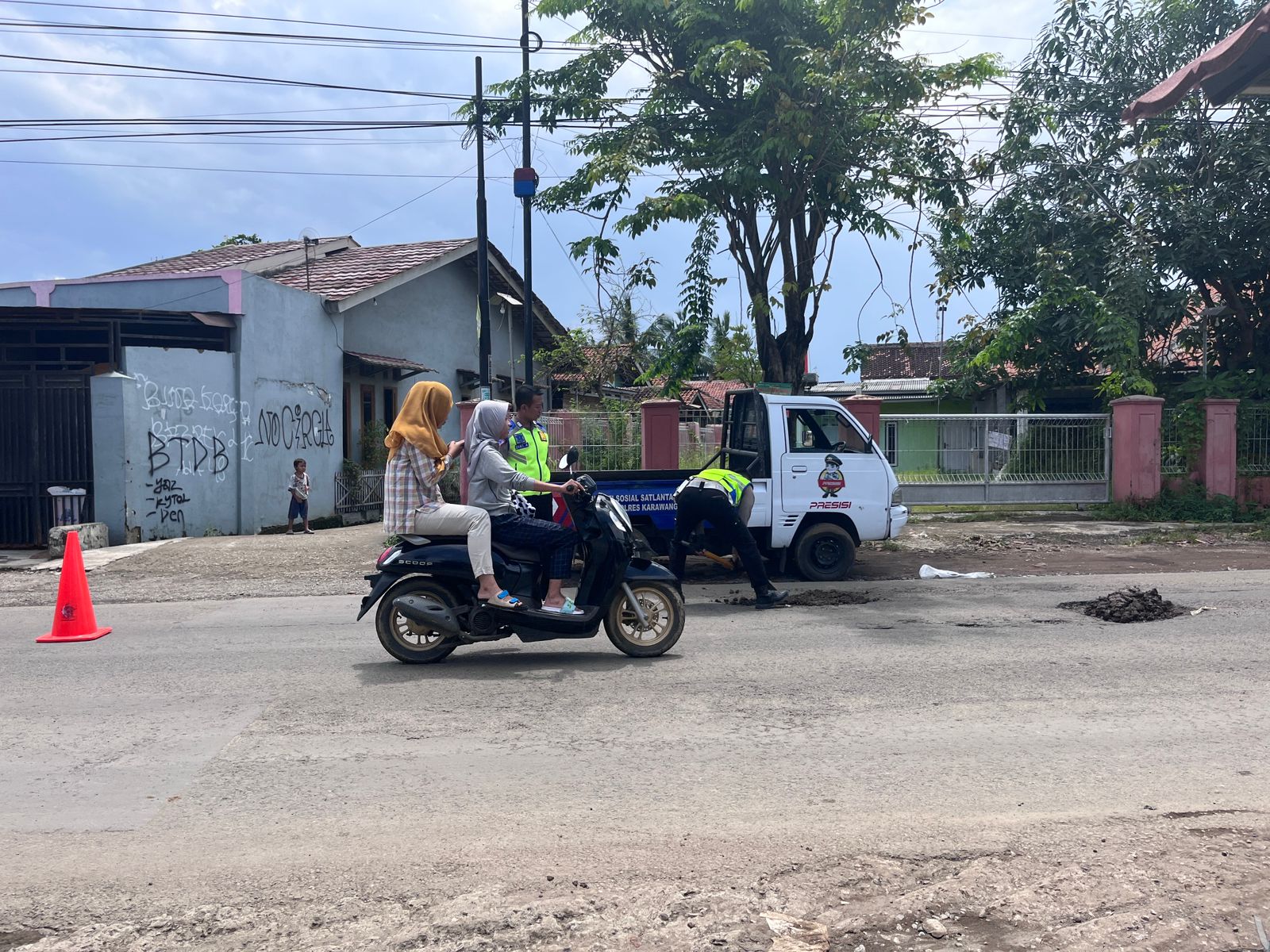 Polres Karawang Turun ke Jalan Tambal Lubang Jalan di Rengasdengklok