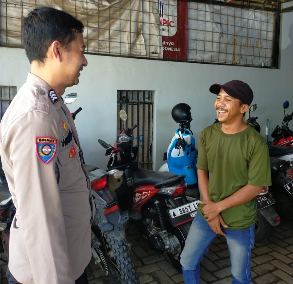 Rutin Sambang, Ini Yang Dilakukan Pak Bhabin Polsek Menes