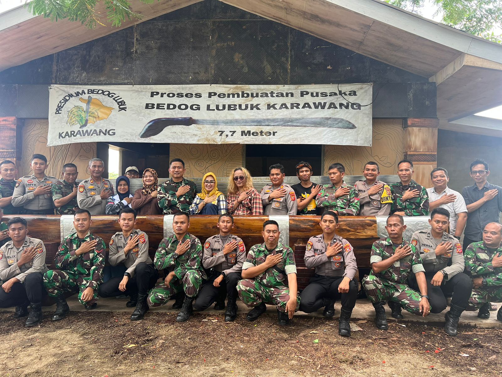 Sinergitas TNI-POLRI Bersama Budayawan Karawang Gotong Royong Meletakan Bedog Lubuk Karawang