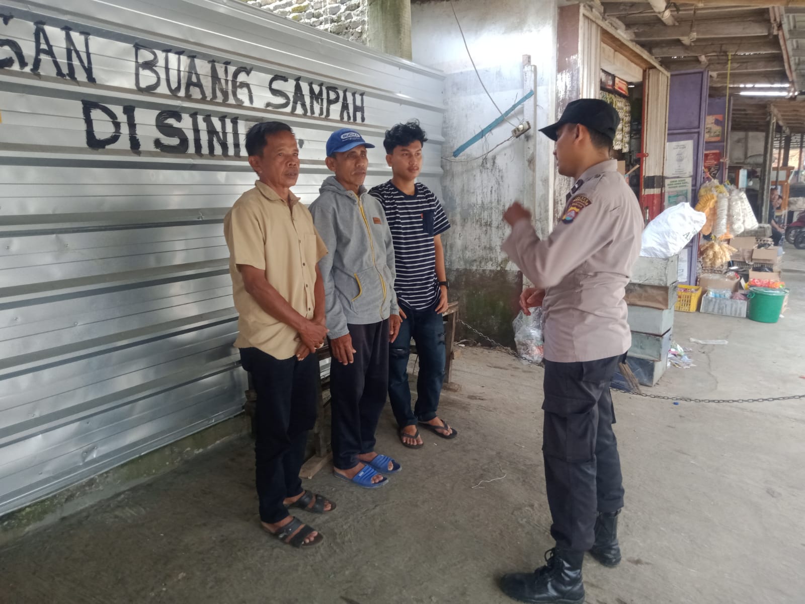 Sambangi Tukang ojek, Kanit Binmas Polsek Jiput Berikan Imbauan Kamtibmas