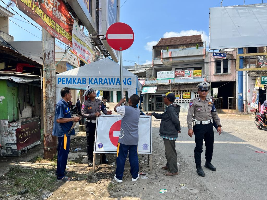 Satlantas Polres Karawang Pasang Rambu Larangan Masuk Ranmor