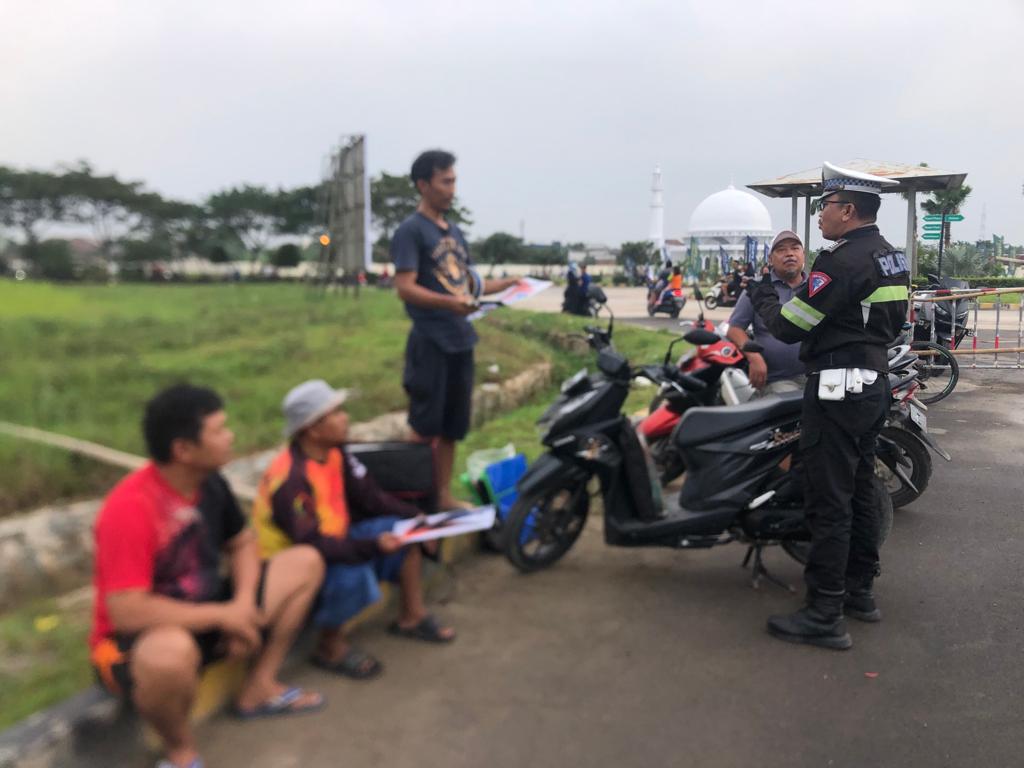 Interaksi Anggota Satlantas Polres Karawang dengan Anak-Anak Muda di Karawang