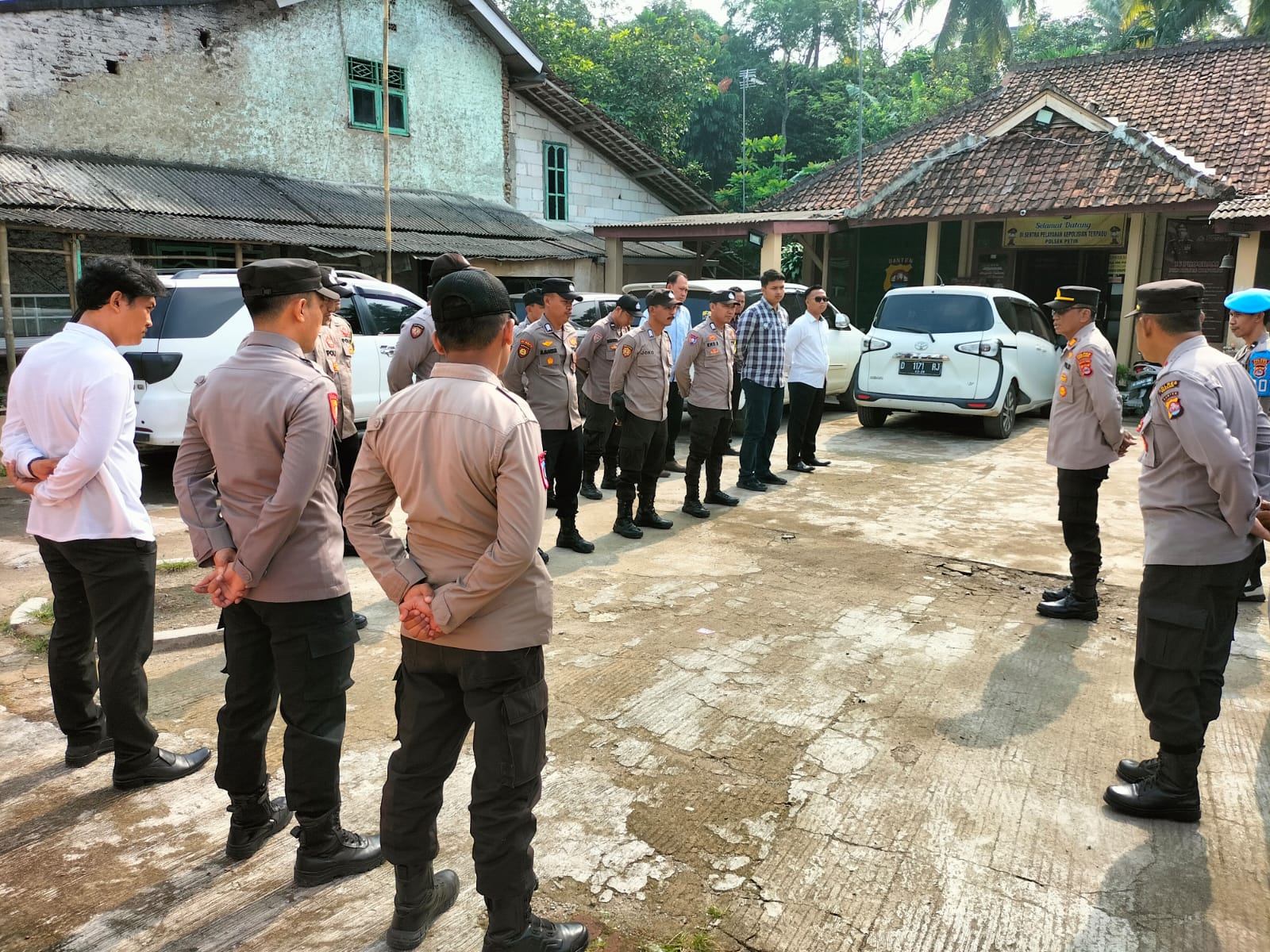Kapolsek Mengambil Apel Pagi dan Cek Kesiapan Anggota Polsek Petir Polres Serang