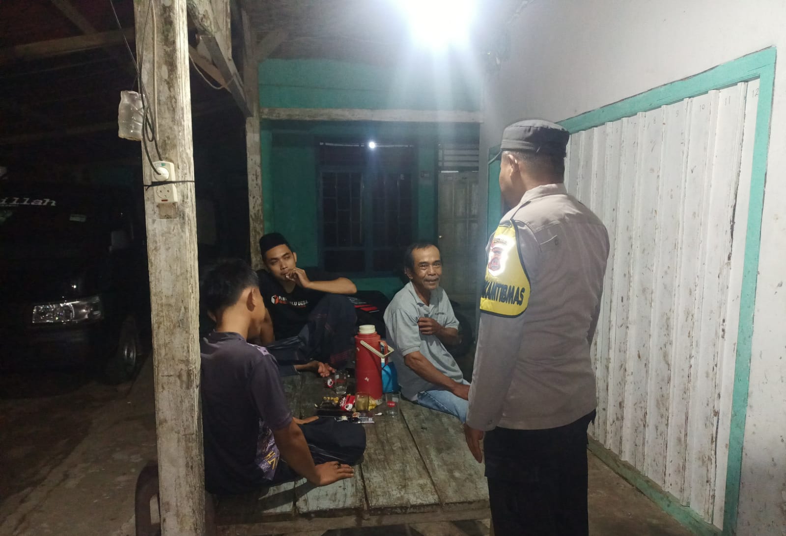 Tingkatkan Keamanan Wilayah Hukum Polsek Cimanggu Bhabinkamtibmas Rutin Patroli Malam 