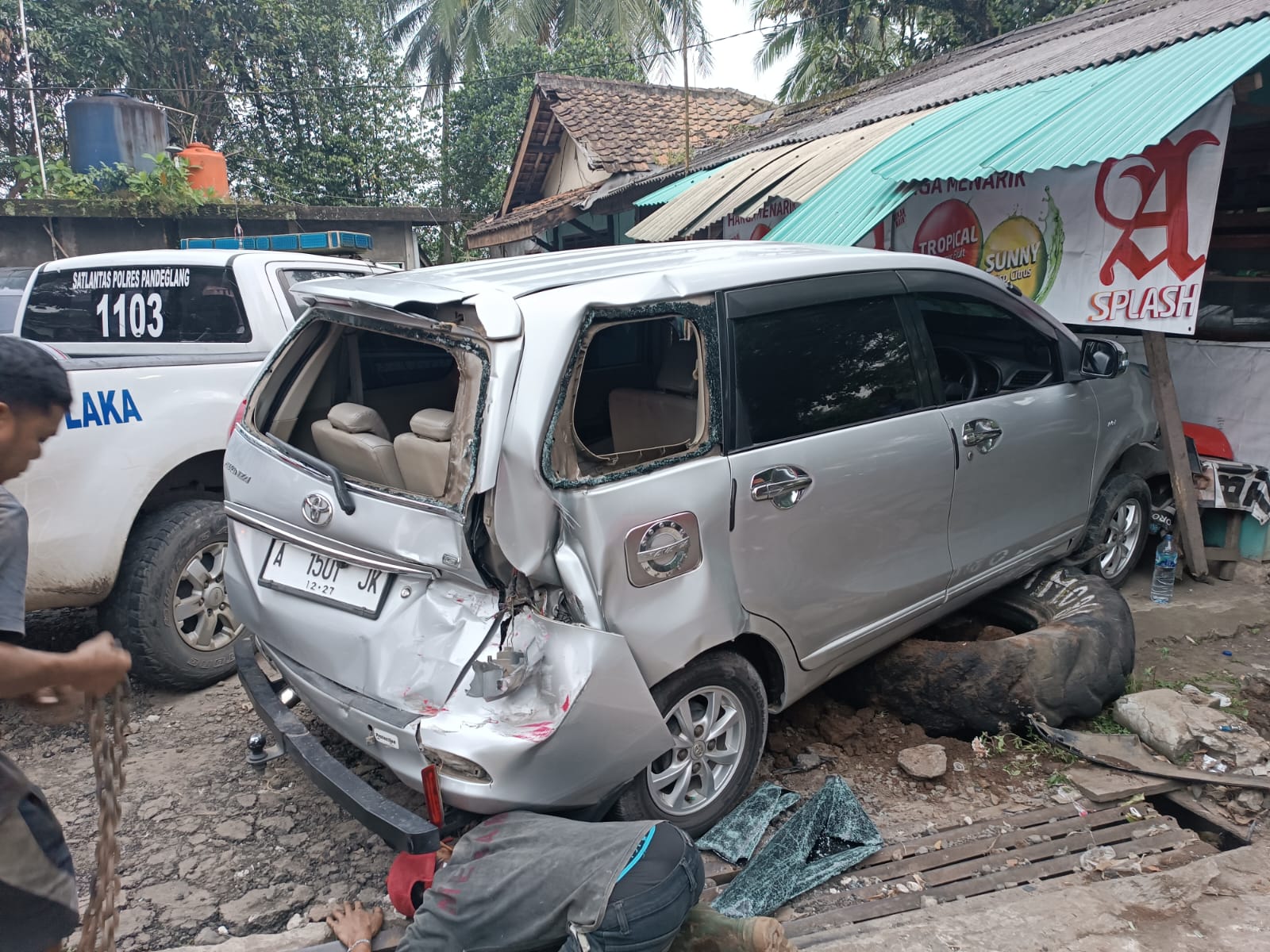 Satlantas Polres Pandeglang Polda Banten Evakuasi Laka Lantas Beruntun