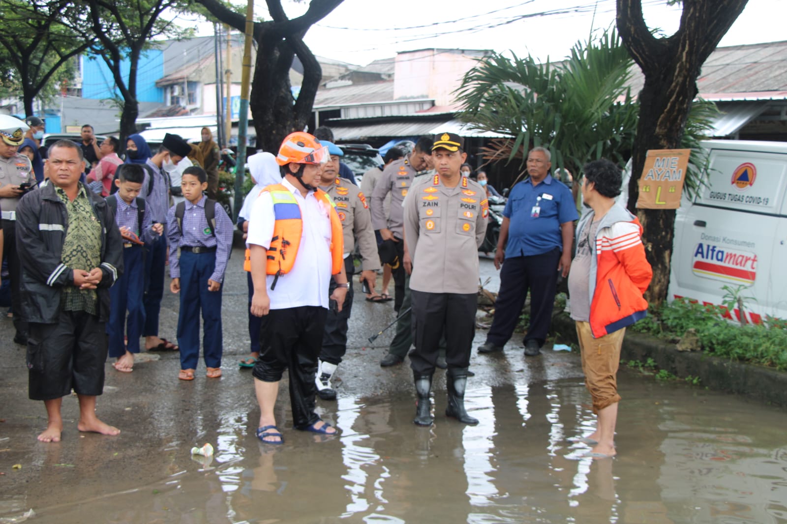 Penanganan Banjir di Periuk, Kapolres Metro Tangerang Kota Cek Lokasi Pengungsian dan Posko Kesehatan