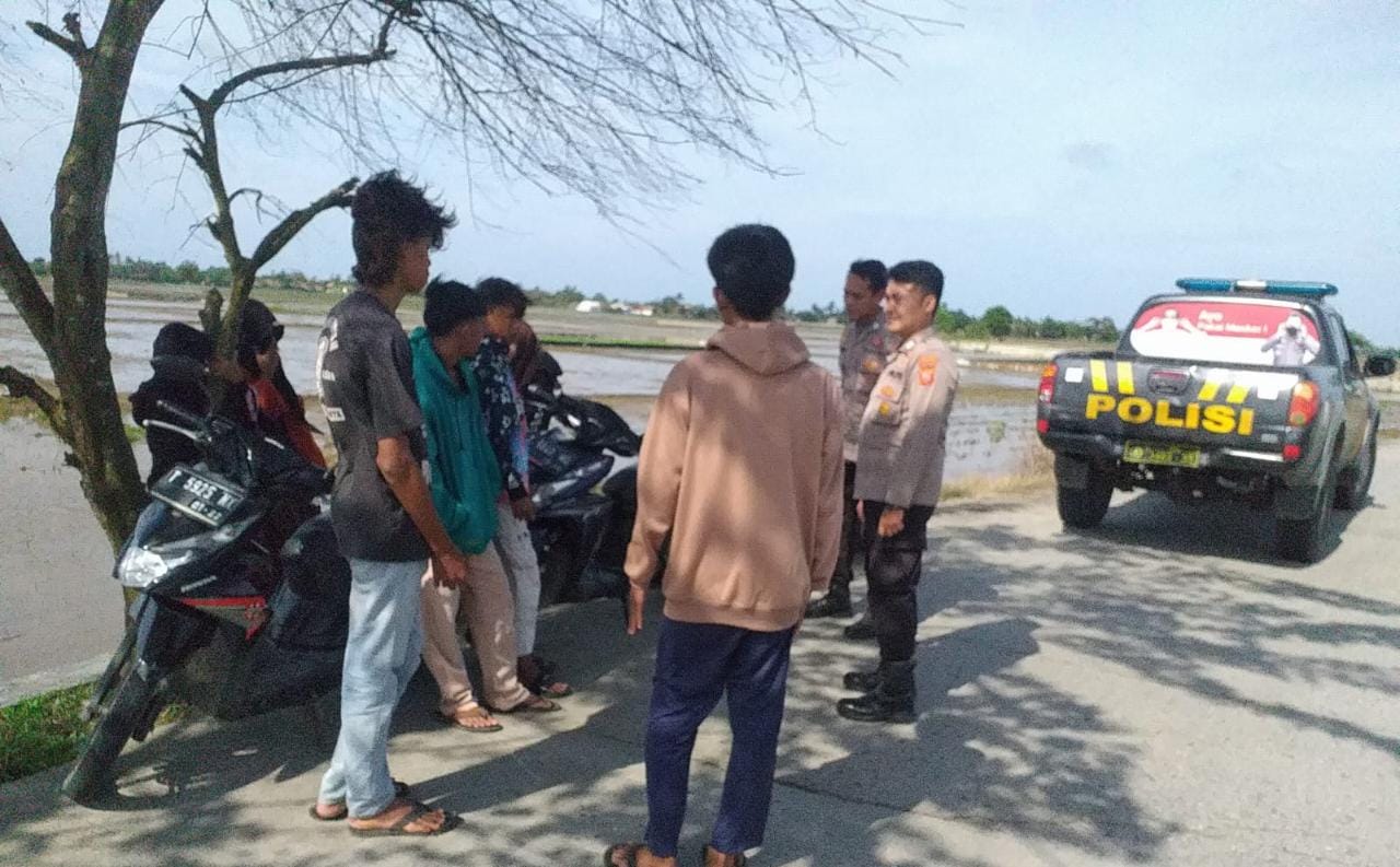 Anggota Polsek Tirtajaya Memberikan Himbauan kepada Masyarakat Terkait Knalpot Bising