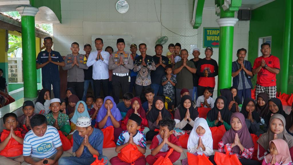 Kepedulian Kasat Lantas Polres Karawang Kepada Anak Yatim dan Piatu