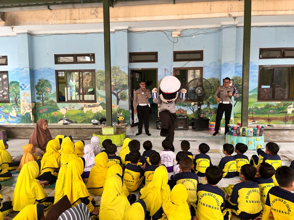 Kasat Lantas Polres Karawang Sapa Murid TK Sapin Daar El Falah Karawang