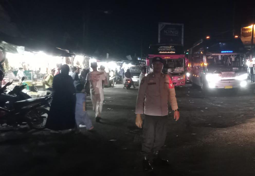 Sambangi Warga Untuk Cegah Gangguan Kamtibmas Polsek Saketi Laksanakan Patroli Malam 