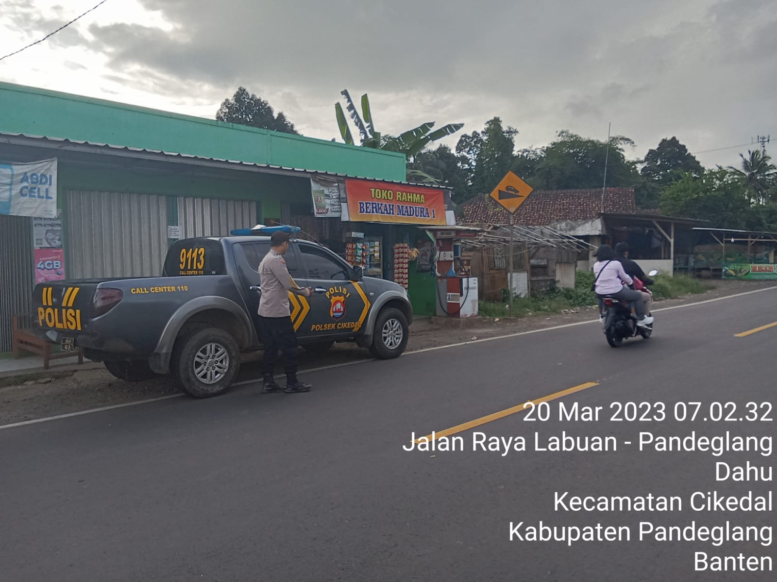 Melalui Strong Point Pagi, Polsek Cikedal Hadir di Tengah Masyarakat
