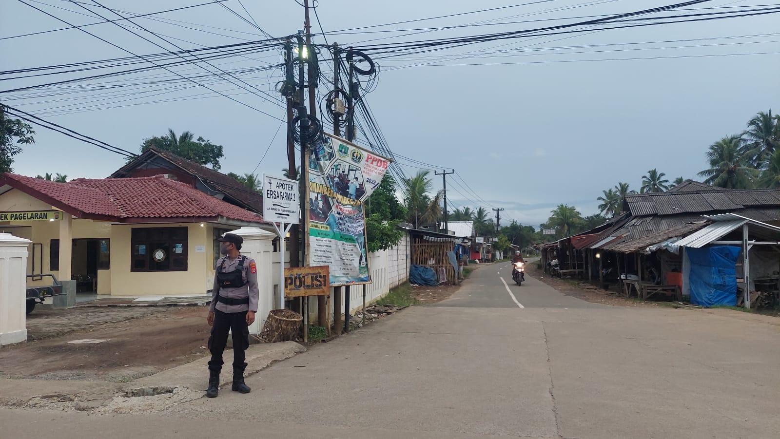 Anggota Polsek Pagelaran Giat Strong Point Sore di Pertigaan Pasar Pagelaran 