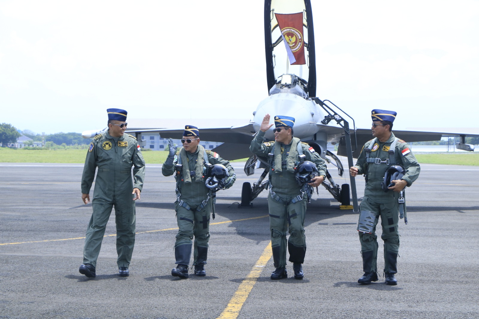 TNI AU Anugerahkan Wing Penerbang Kehormatan Kelas I Kepada Wamenhan dan Kasal