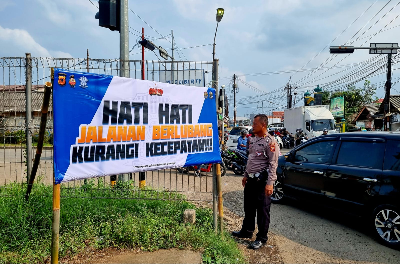 Satlantas Polres Karawang Pasang Spanduk Informatif Bagi Pengguna Jalan
