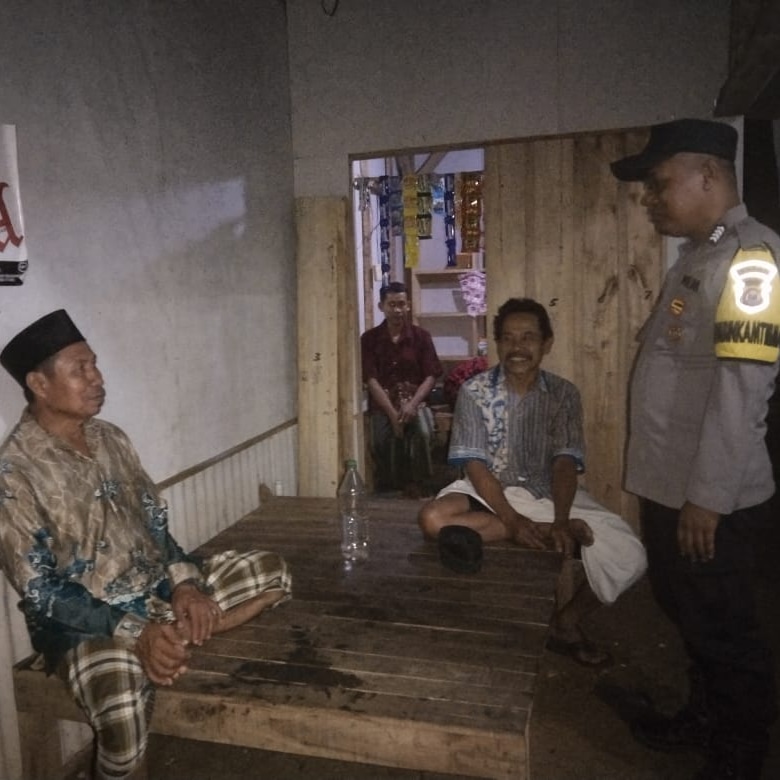 Cegah Kriminalitas dan Gangguan Kamtibmas, Bhabinkamtibmas Polsek Cimanggu lakukan Patroli Malam