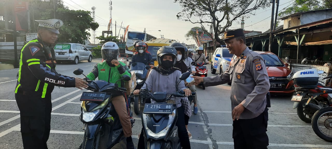 Polres Karawang Berbagi Takjil Gratis Di Bulan Puasa yang bertemakan Ramadhan Barokah