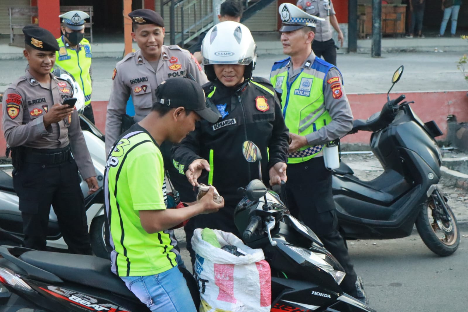 Hari Pertama Ramadhan Polres Karawang Bagi Bagi Takjil Gratis