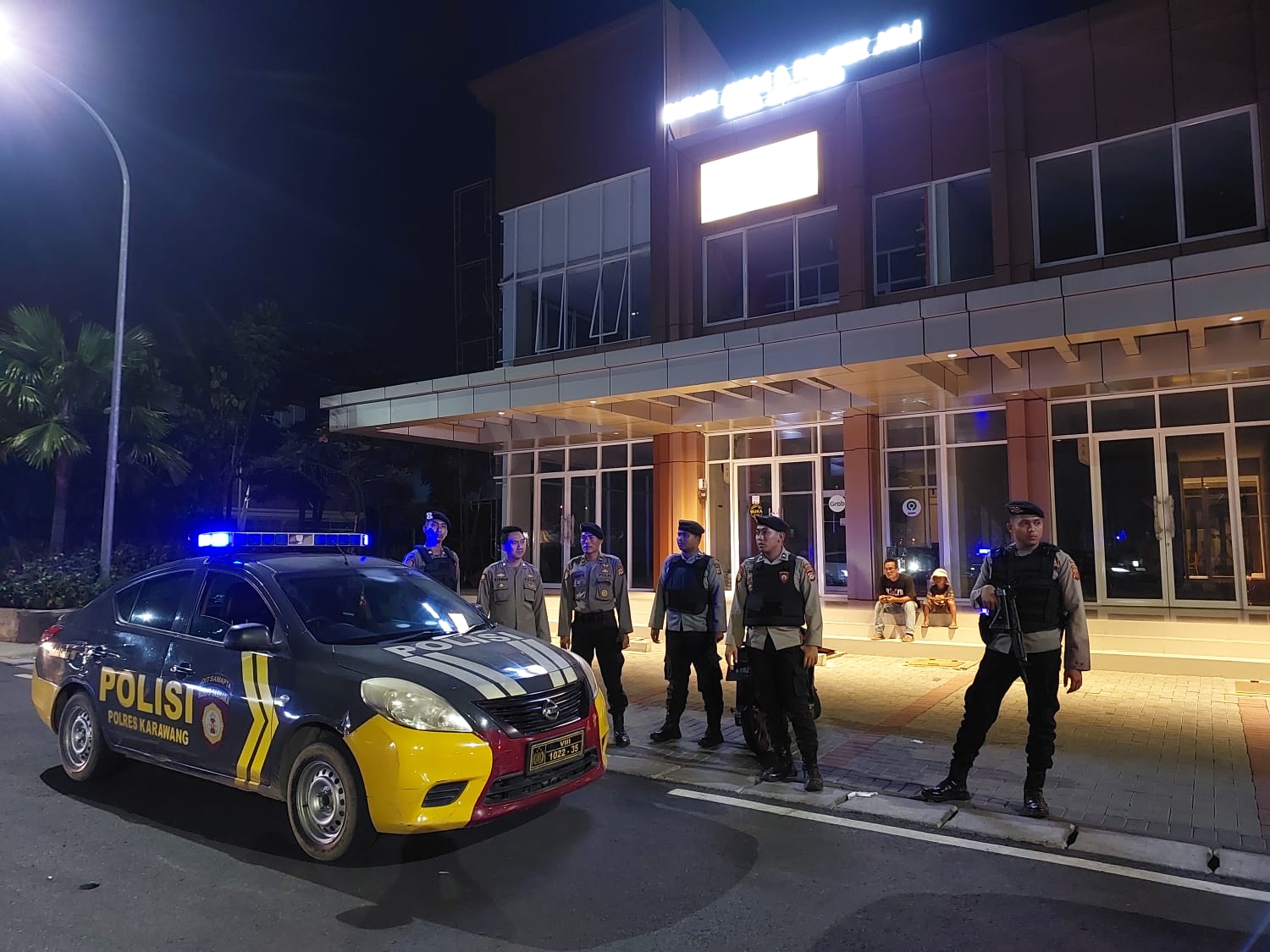 Tim Patroli PREKAT Polres Karawang Gelar Apel Malam Dan Melaksanakan Patroli Kepung Karawang Di Tugu Padi Karawang