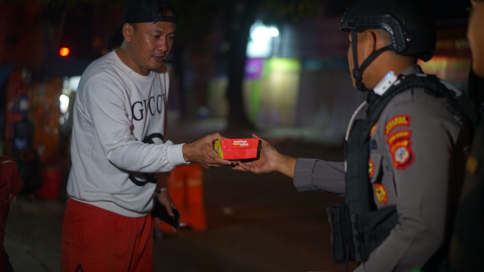 Tim Patroli Polres Karawang Bagi Bagi Makan Sahur Kepada Masyarakat