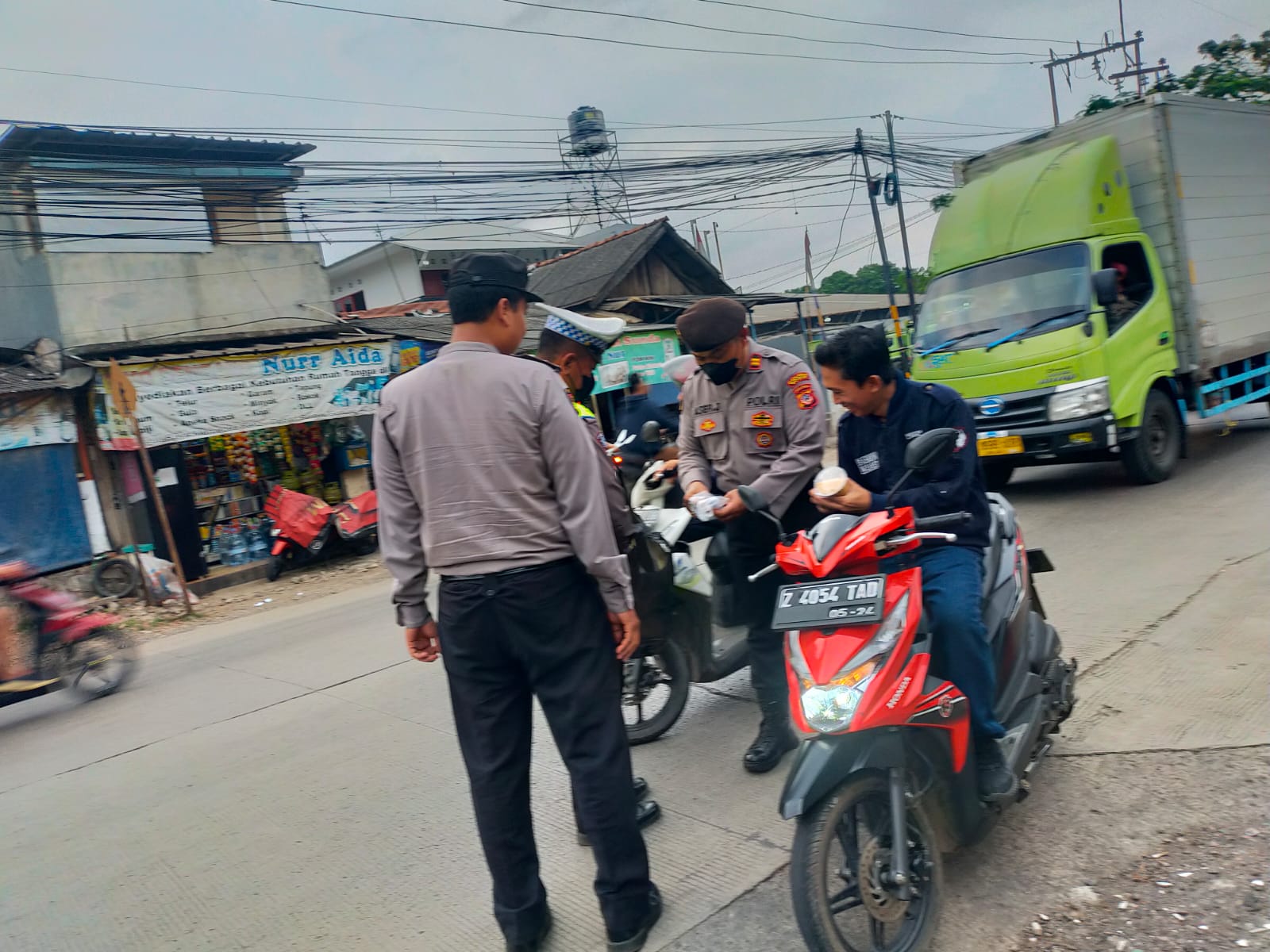 Polsek Gunung Putri Bersama Jajaran Bagi takjil Gratis di Depan Mako Polsek Gunung Putri