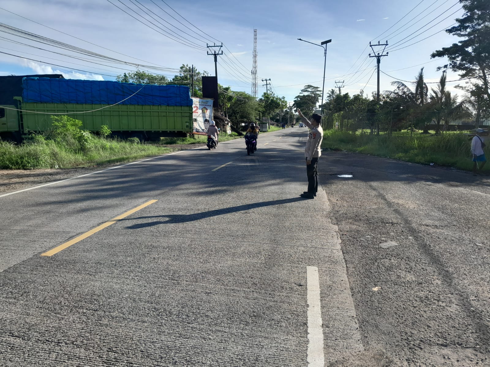 Anggota Polsek Pagelaran Giat Strong Point Sore di Pertigaan Pasar Pagelaran 
